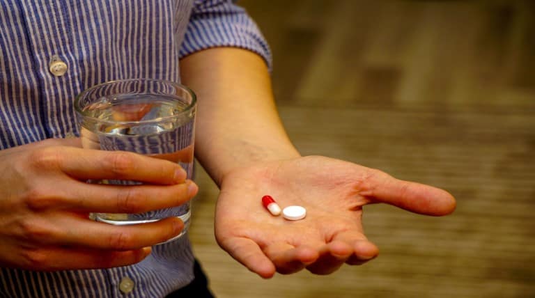 Magenschutz Tabletten in der Hand